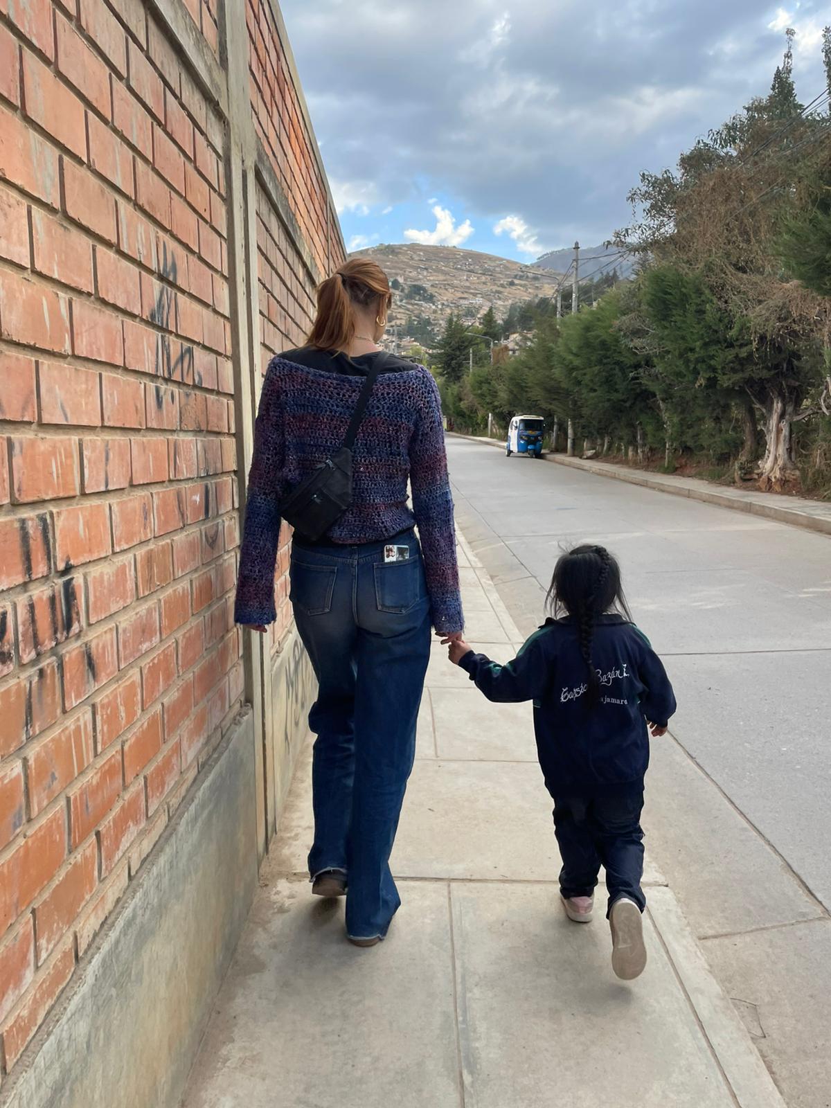 Niña de Cajamarca caminando saludable y feliz