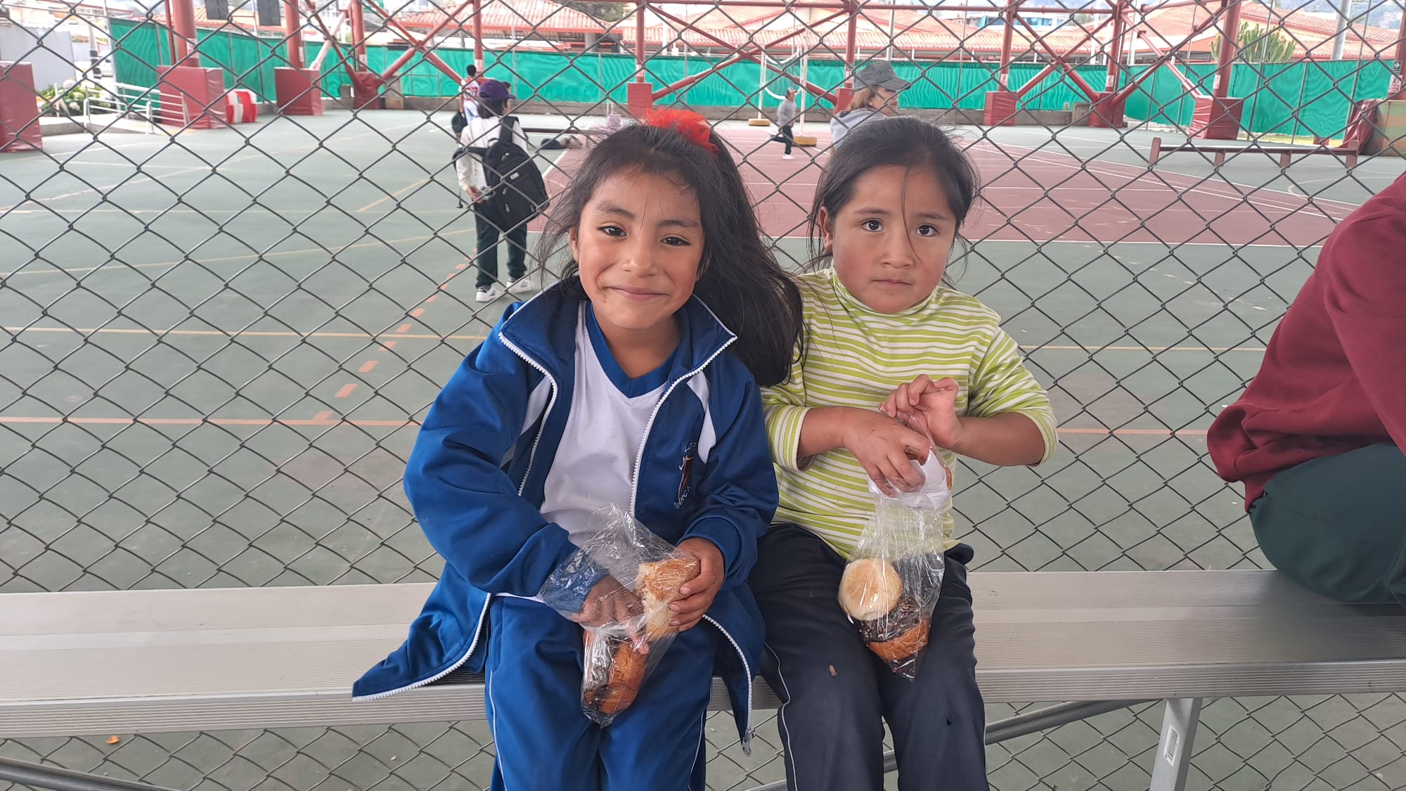 Niñas de Incawasi disfrutando de una comida nutritiva