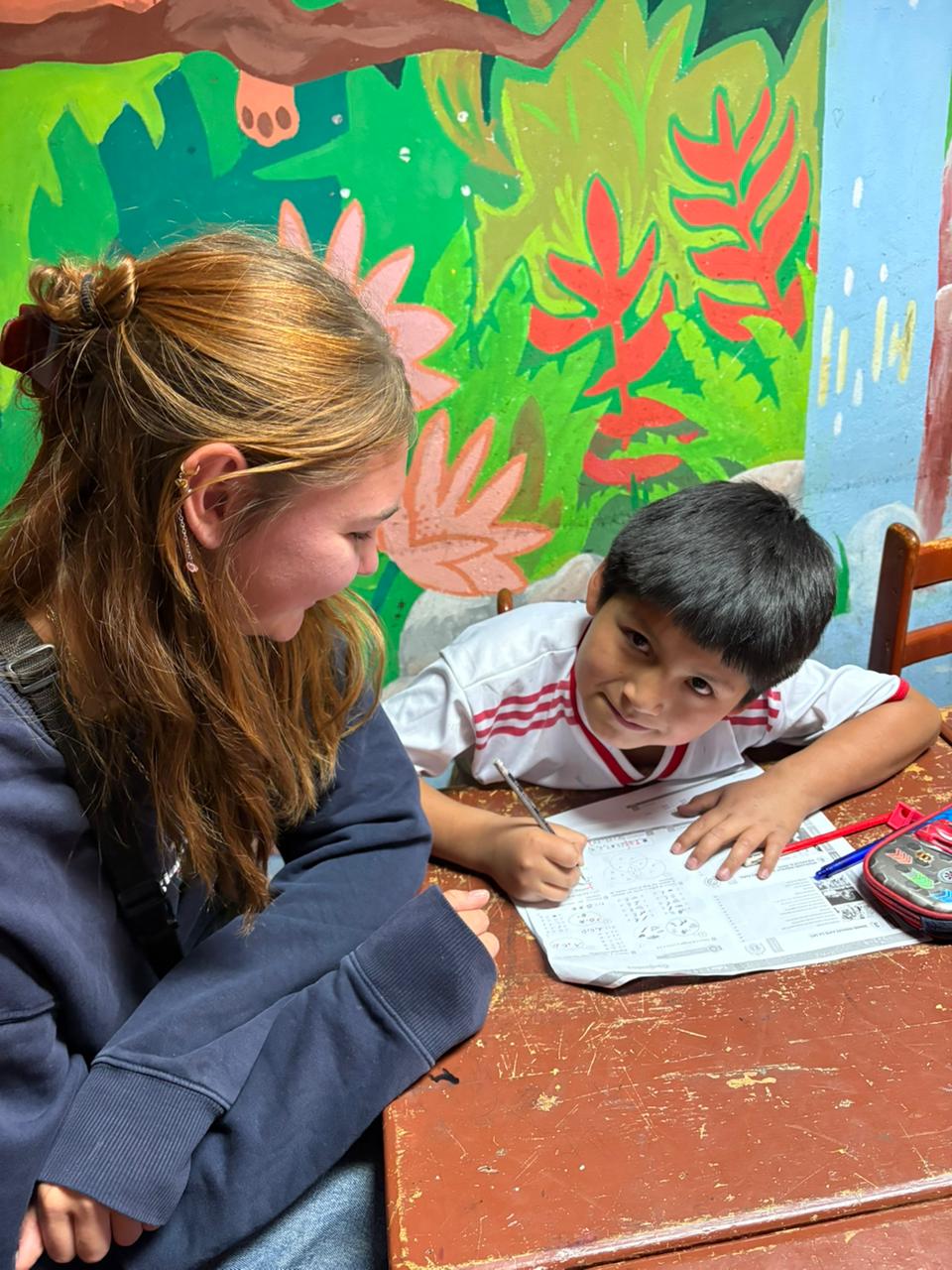 Niño estudiando con dedicación en Incawasi