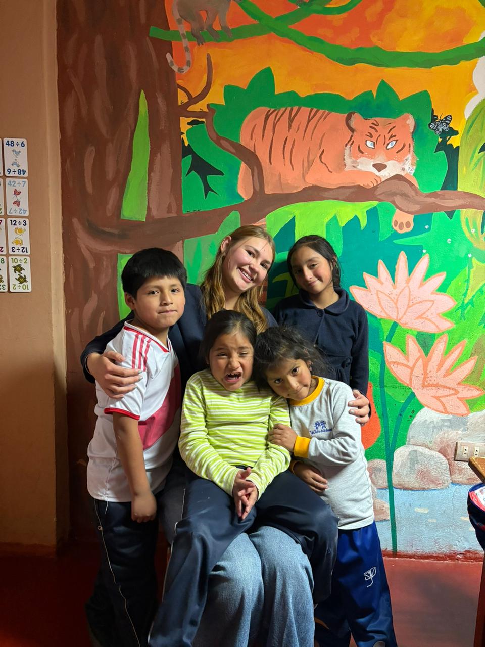 Voluntaria abrazando a niños de Incawasi