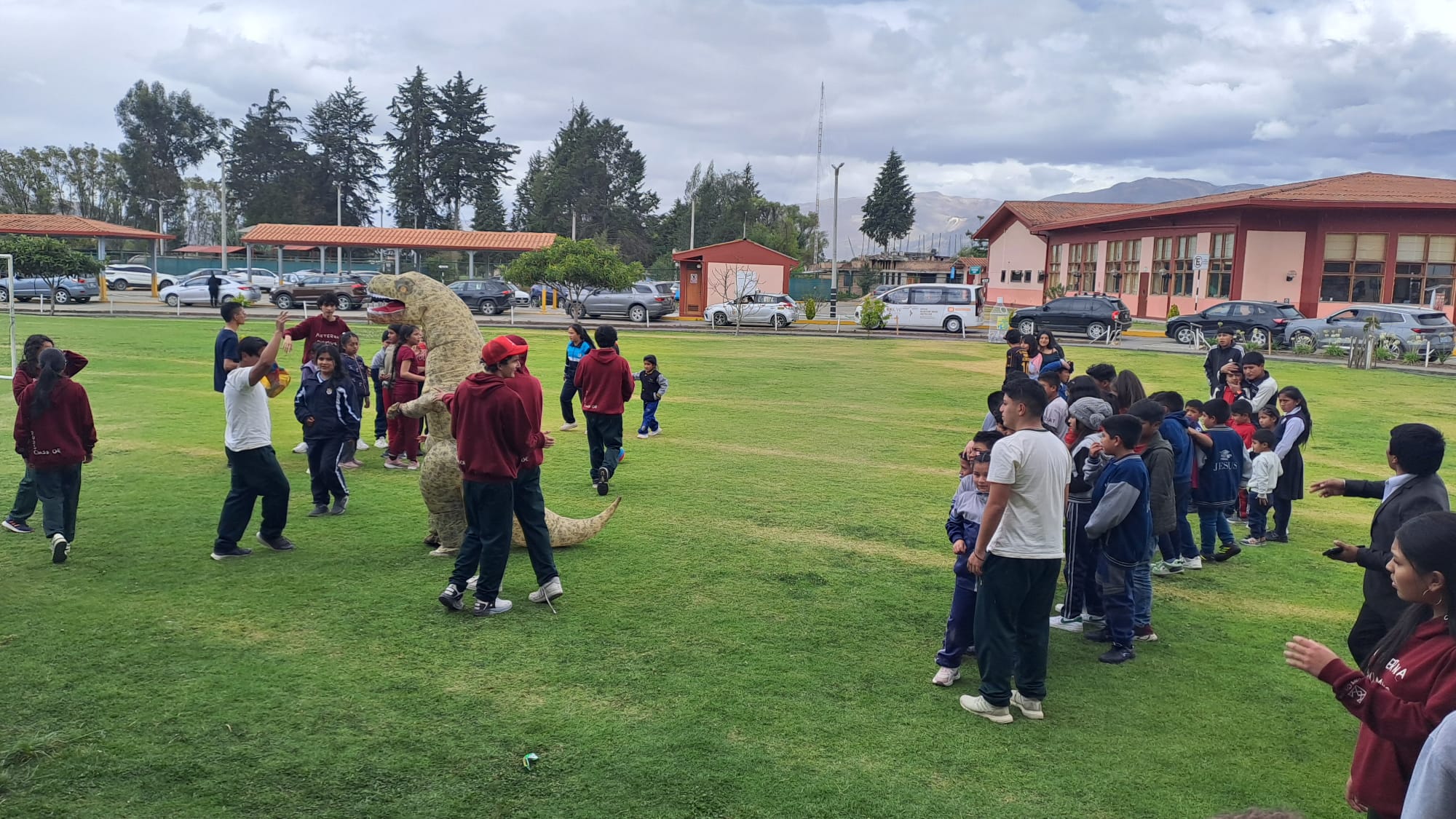 Niños de Cajamarca sonriendo en el campo