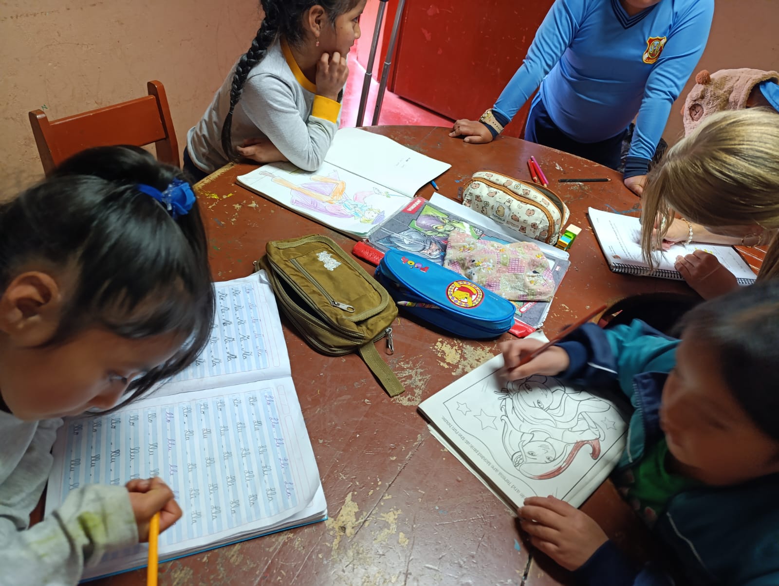 Voluntarios ayudando a niños con sus tareas